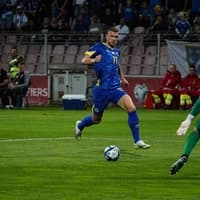 Video/Ubitačna kombinacija Džeko-Bilbija dovela do bizarnog autogola, a onda i golčina defanzivca gostiju