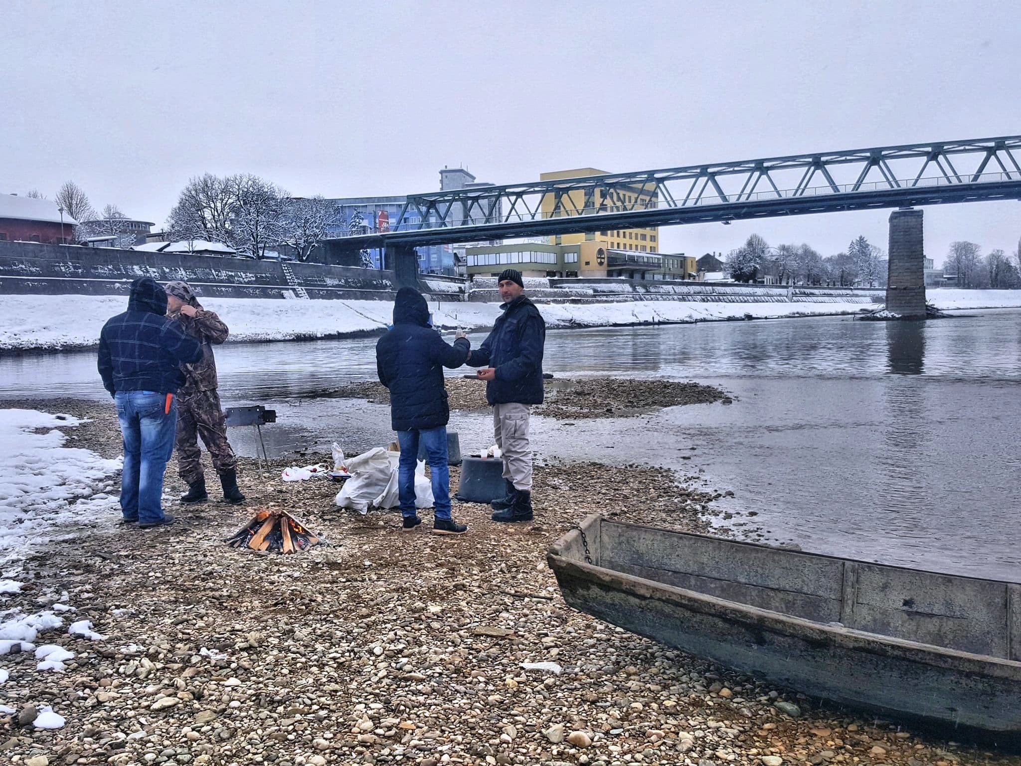 Roštiljanje na savskom otoku - Avaz
