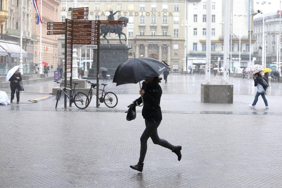U Zagrebu je olujno nevrijeme, pao je i jak grad - Avaz