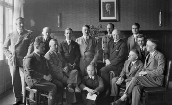 Adolf Hitler sa svojim sljedbenicima - Avaz