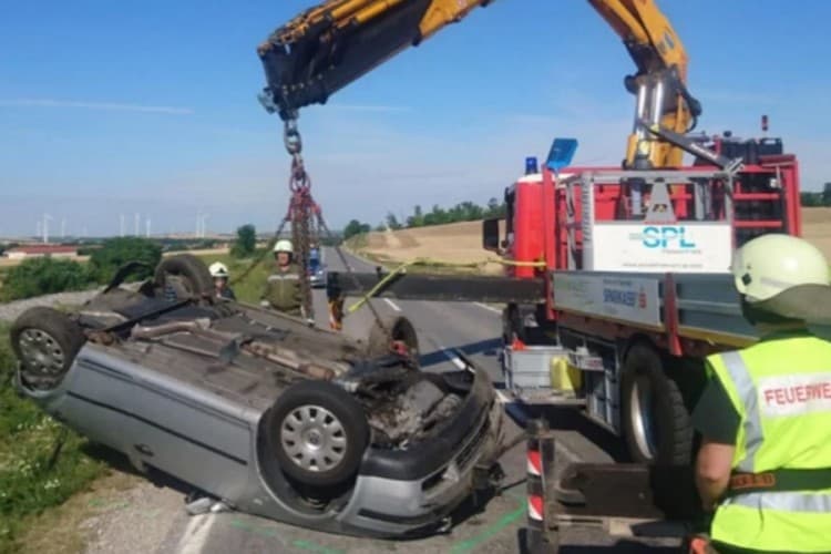 Vatrogasci izvlače automobil iz jarka - Avaz