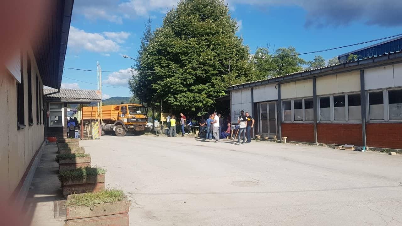 Radnici blokirali ulaz u firmu TMK - Avaz