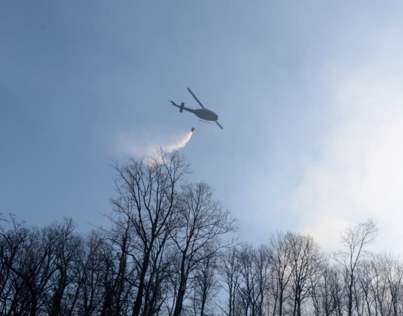 Helikopter Oružanih snaga BiH gasi požarišta oko Tuzle
