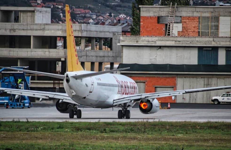 Zapalio se motor aviona - Avaz