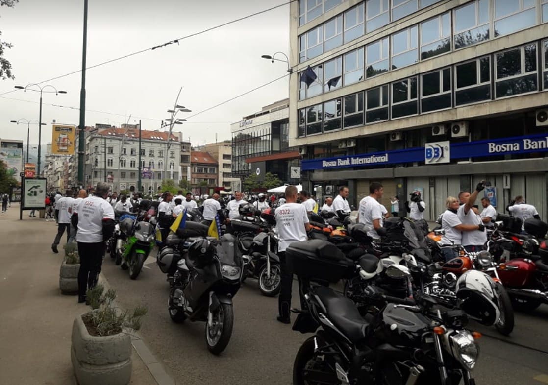Učesnici pred Spomenikom ubijenoj djeci Sarajeva - Avaz