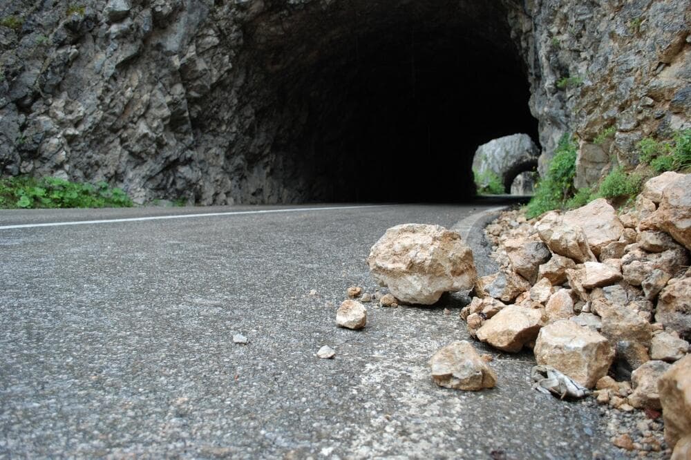 Zbog odrona otežan saobraćaj - Avaz