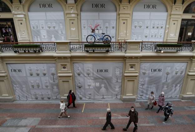 Ljudi prolaze pored izloga zatvorene Diorove prodavnice u Moskvi - Avaz